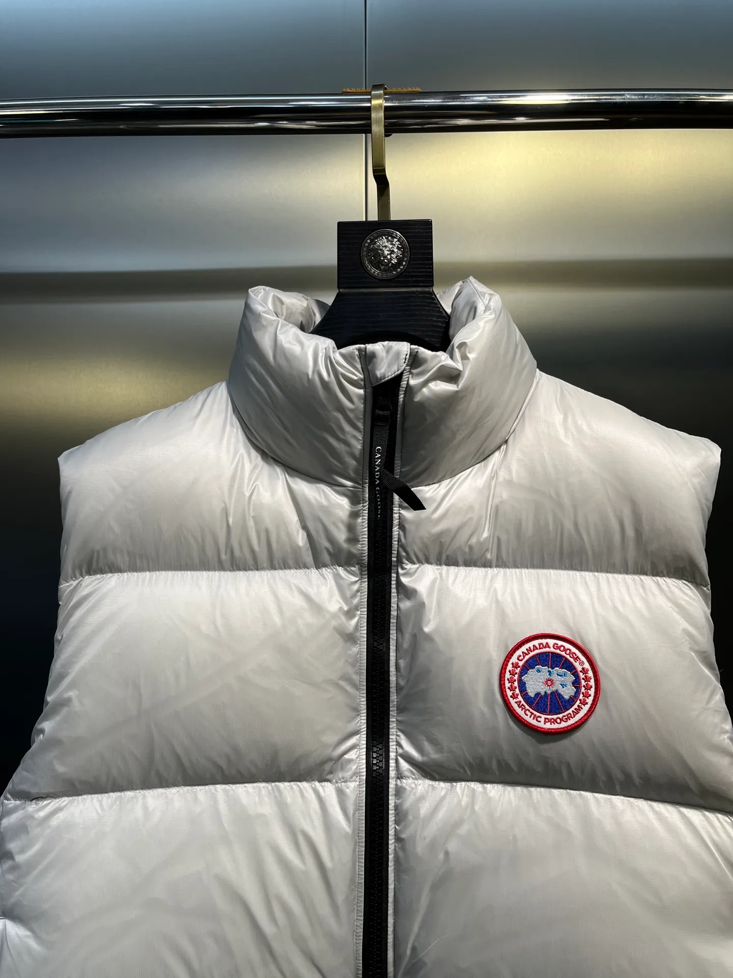 P540 Canada Goose ""🇨🇦🌟 Canada Goose Puff Down Vest has always been recognized as the warmest down jacket. Various Instagram celebrities, Internet celebrities, and celebrities often wear it for street photos. I make Canada Goose every year, but I still can't get rid of my love for it. No matter how cold the days are, there is no need to be afraid, because there is! Filled with 90% white duck down, it is the legendary warmest down jacket and is known as a must-have for Arctic outdoor sports! The most popular down jacket in the world, celebrities are rushing to buy it, it is a must-have!  size：xs-xxl